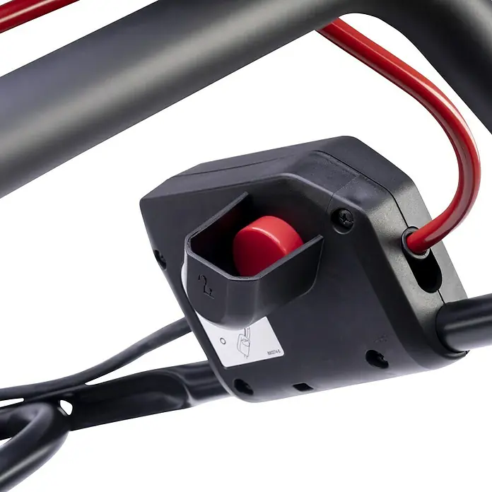 Makita LXT 18V Akku-Rasenmäher DLM382Z - 18 V, Ohne Akku, Schnittbreite: 38 cm - Nahaufnahme der Bedienelemente eines Rasenmähers, einschließlich eines roten Knopfes und eines schwarzen Gehäuses.