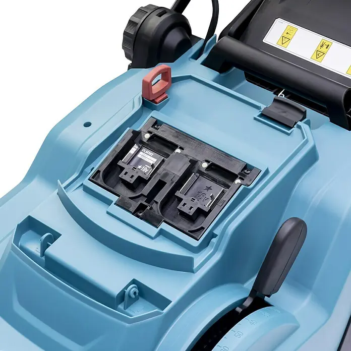 Makita LXT 18V Akku-Rasenmäher DLM382Z - 18 V, Ohne Akku, Schnittbreite: 38 cm - Detailaufnahme eines Rasenmähers, der Akkus aufnimmt, die für kabellose Leistung sorgen und somit Flexibilität beim Rasenmähen bieten.