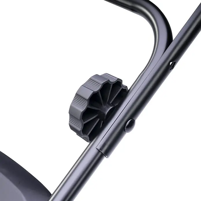 Makita LXT 18V Akku-Rasenmäher DLM382Z - 18 V, Ohne Akku, Schnittbreite: 38 cm - Nahaufnahme eines verstellbaren schwarzen Knopfes an einem Metallrohr.