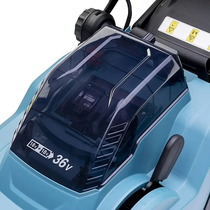 Makita LXT 18V Akku-Rasenmäher DLM382Z - 18 V, Ohne Akku, Schnittbreite: 38 cm - Nahaufnahme des Akkubereichs eines blauen Rasenmähers, der mit 18V+18V betrieben wird und insgesamt 36V Leistung bietet.