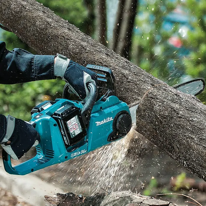 Makita LXT 18V Akku-Kettensäge DUC353Z - 36 V, Li-Ionen, Ohne Akku, Schwertlänge: 35 cm - Eine Makita Akku-Kettensäge in Aktion, die durch einen Baumstamm sägt. Das Werkzeug zeigt seine Leistung beim Schneiden.