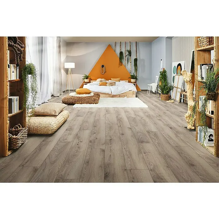 LOGOCLIC Designboden Element Flex - Eiche Callida, Landhausdiele, 1.288 x 239 x 7 mm - Dieses Bild zeigt einen hellen Raum mit einem schönen Holzboden, der eine warme und einladende Atmosphäre schafft. Der Holzboden ist das zentrale Element.