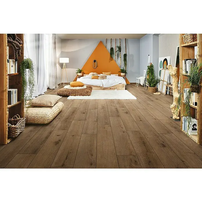 LOGOCLIC Designboden Element Flex - Eiche Santia, Landhausdiele, 1.288 x 239 x 7 mm - Schlafzimmer mit breiten Holzboden, Bett mit orangefarbenem Kopfteil, Bücherregal und großen Fenstern für natürliches Licht.