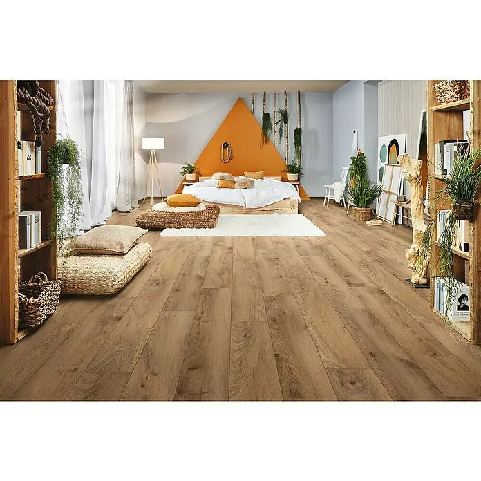 LOGOCLIC Designboden Element Flex - Eiche Amara, Landhausdiele, 1.288 x 239 x 7 mm - Gemütliches Schlafzimmer mit Holzboden, Regalen mit Büchern und Pflanzen, einem Bett mit orangefarbenem Dreieck als Kopfteil und natürlichem Licht.