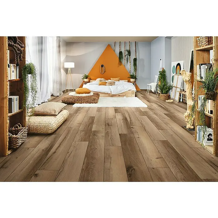 LOGOCLIC Designboden Element Flex - Eiche Baltia, Landhausdiele, 1.288 x 239 x 7 mm - Einladendes Schlafzimmer mit Holzboden, der Wärme und natürliches Flair in den Raum bringt. Gemütliche Atmosphäre zum Wohlfühlen.