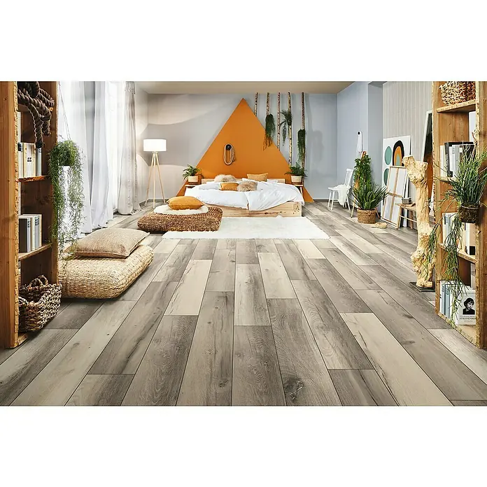 LOGOCLIC Designboden Element Flex - Eiche Alexia, Landhausdiele, 1.288 x 239 x 7 mm - Dieses Bild zeigt einen Innenraum mit einem hellen Holzboden, der dem Raum Wärme und eine natürliche Ästhetik verleiht.