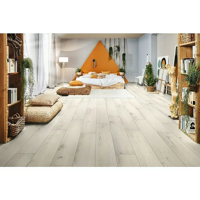 LOGOCLIC Designboden Element Flex - Eiche Almeria, Landhausdiele, 1.288 x 239 x 7 mm - Schlafzimmer mit hellem Holzboden. Das helle Laminat sorgt für eine freundliche und moderne Atmosphäre im Raum.