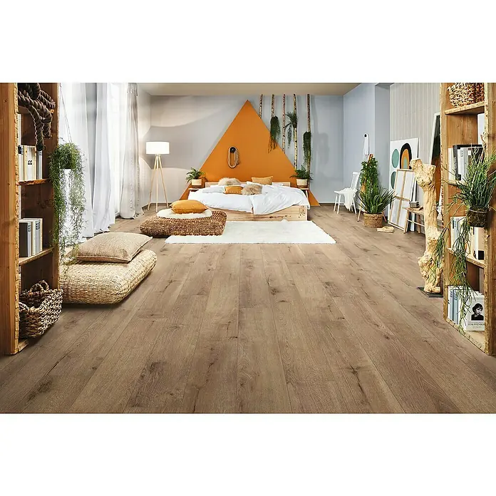 LOGOCLIC Designboden Element Flex - Eiche Elbrusa, Landhausdiele, 1.288 x 239 x 7 mm - Heller Raum mit einem Holzboden, einem Bett mit orangefarbenem Kopfteil und Pflanzen für eine natürliche und entspannende Atmosphäre.