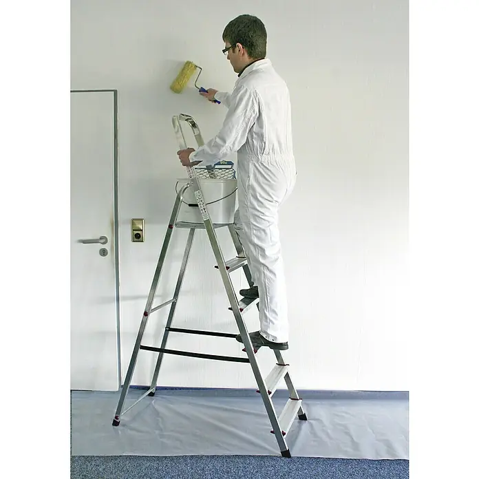 Krause Corda Stehleiter - Arbeitshöhe: 3,2 m, Anzahl Tritte: 6 Stk., Belastbarkeit: 150 kg, Aluminium - Mann auf einer Trittleiter, der eine Wand mit einer gelben Farbwalze streicht. Auf der Leiter steht ein Farbeimer.
