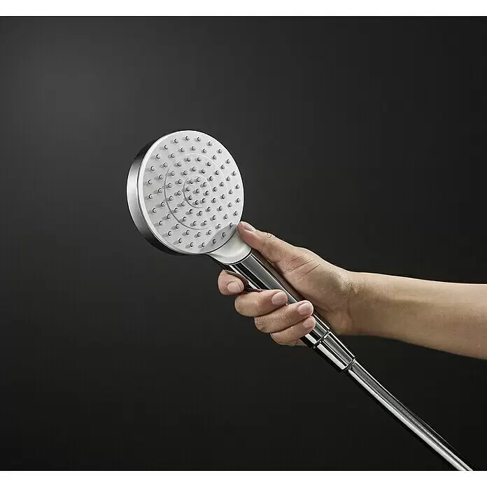 Hansgrohe Crometta Brausegarnitur 100 - Lochabstand: 91,5 cm, Art Strahl: Rain, Chrom - Hand hält einen modernen Duschkopf in Chrom und Weiß mit einer hellgrauen Düsenplatte und flexiblem Schlauch.