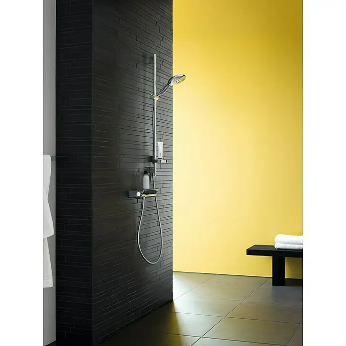 Hansgrohe Raindance Select S Brausegarnitur 150 - Lochabstand: 91,5 cm, Art Strahl: RainAir, CaresseAir, Mix, Chrom, Seifenschale - Elegantes Badezimmer-Design mit einem modernen Duschsystem mit Ablage und einer stilvollen schwarzen Akzentwand. Gelbe Wand als farblicher Kontrast.