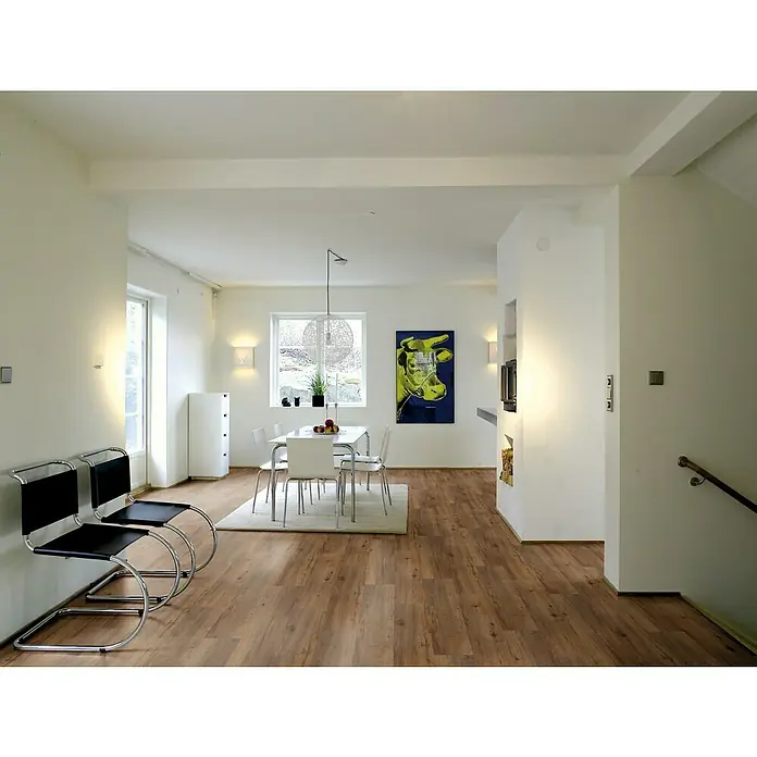 b!design Vinylboden Clic - Clic Avignon Eiche, Landhausdiele, 1.210 x 190 x 5 mm - Ein heller, offener Wohnbereich mit modernen Möbeln und Holzböden, der eine einladende Atmosphäre schafft.
