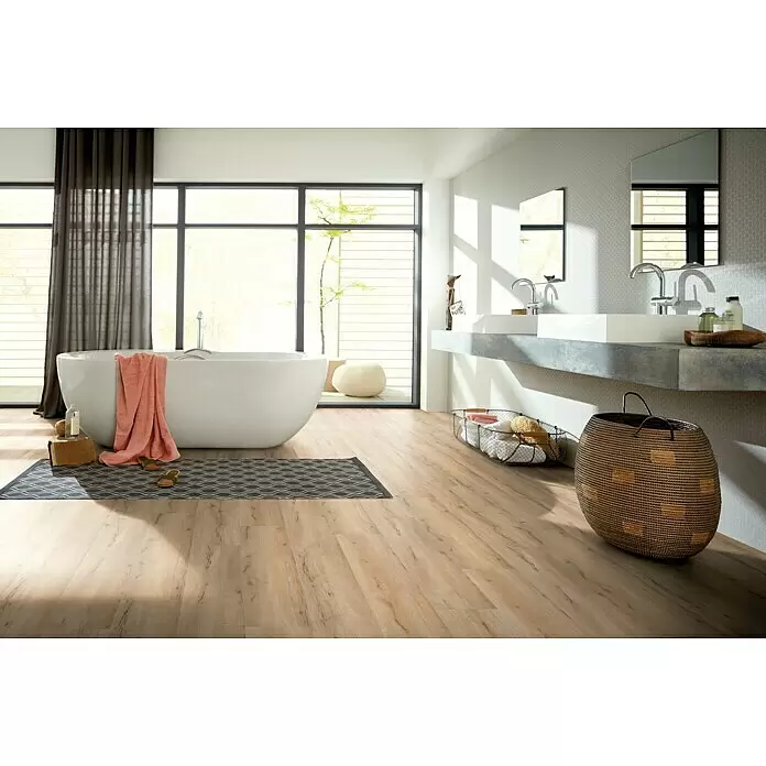 b!design Vinylboden Clic - Woodlands, Landhausdiele, 1.220 x 180 x 4,2 mm - Heller Laminatboden in Holzoptik in einem modernen Badezimmer, der Wärme verleiht.