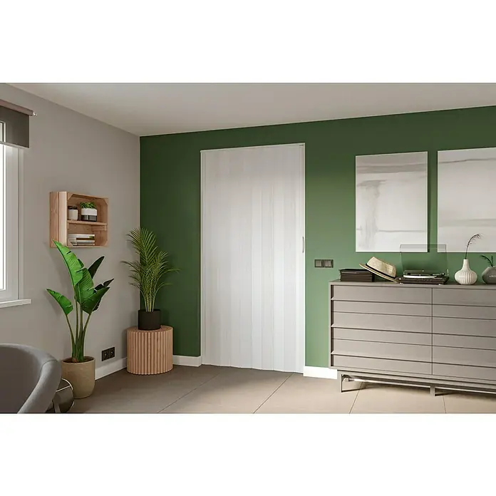 Falttür - PVC, Esche Weiß, 100 x 200 cm - Ein raumhoher, weißer Schrank mit vertikalen Lamellen steht vor einer grünen Wand. Die Tür bietet einen einfachen, schlichten Look.