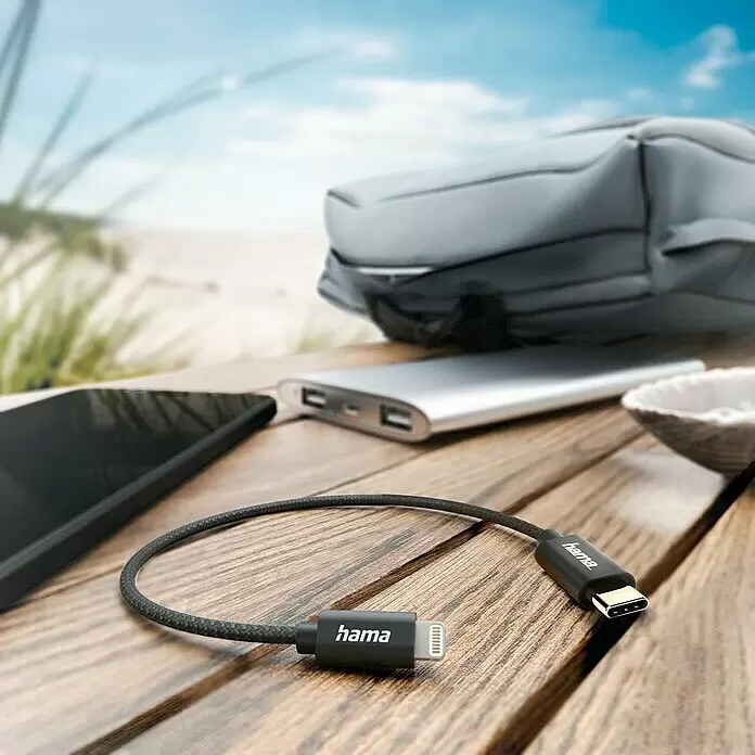 Hama USB-Kabel - 0,2 m, Lightning, Schwarz - Hama geflochtenes USB-C-auf-Lightning-Kabel auf Holztisch, neben Smartphone und Powerbank, bereit zum mobilen Laden.