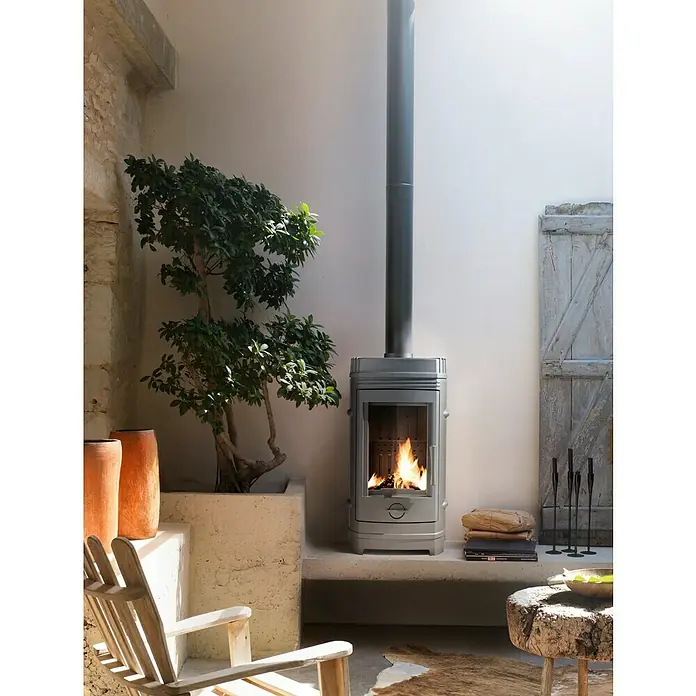 Invicta Estufa de leña Cassine - 10 kW, Volumen de calefacción: 400 m³, Antracita - Interior acogedor con una estufa de leña gris, que añade calidez y ambiente a la estancia. Perfecto para momentos de relax.