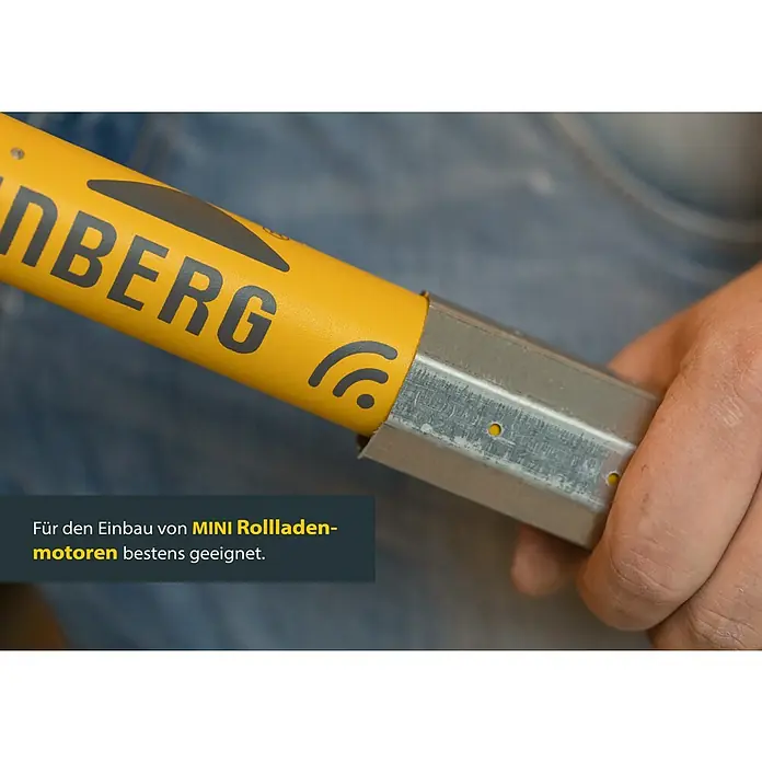 Schellenberg Eje octogonal telescópico - Apto para: Mini sistemas de persianas enrollables - Primer plano de un eje de persiana enrollable amarillo con extremo metálico plateado, ideal para instalar mini motores de persiana.