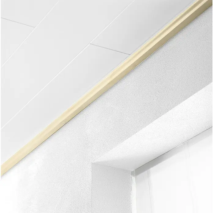 LOGOCLIC Abschlussleiste Polar Birke - L x B x H: 260 cm x 36 mm x 16 mm, MDF - Nahaufnahme einer hellbeigen Zierleiste, die zwischen einer weißen Paneeldecke und einer Wand mit Strukturputz verläuft.