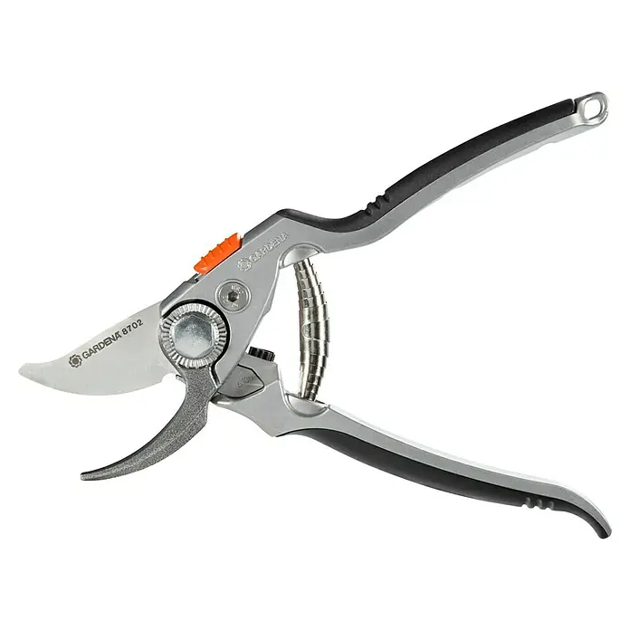 Gardena Gartenschere Alu B+/L - Bypass, Max. Aststärke: 22 mm - Nahaufnahme einer Gardena 8702 Gartenschere mit silberfarbenen Klingen und einem ergonomischen Griffdesign für komfortables Schneiden.