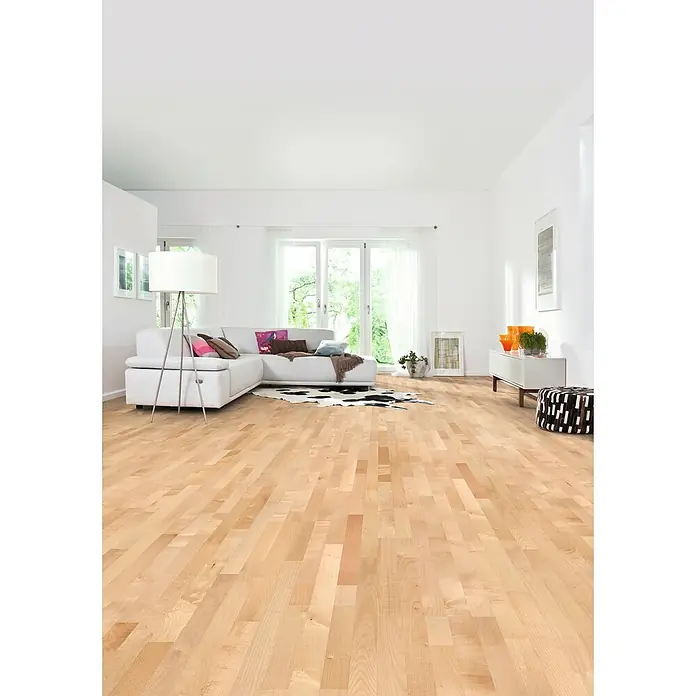 LOGOCLIC Parkettmuster Bergahorn - 290 x 180 x 12 mm, Schiffsboden - Heller Holzboden in einem Wohnzimmer. Der Boden ist aus hellem Holz gefertigt und verleiht dem Raum eine freundliche Atmosphäre.
