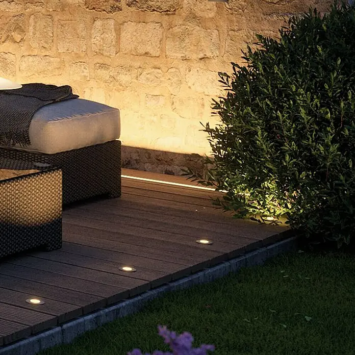 Paulmann Plug & Shine Bodeneinbauleuchte Lichtleiste - 8 W, Warmweiß, IP67, L x B x H: 90 x 5,4 x 4,5 cm - Außenbereich mit eingelassenen LED-Deckleuchten und warm leuchtenden Wandleuchten, die eine gemütliche Atmosphäre schaffen.