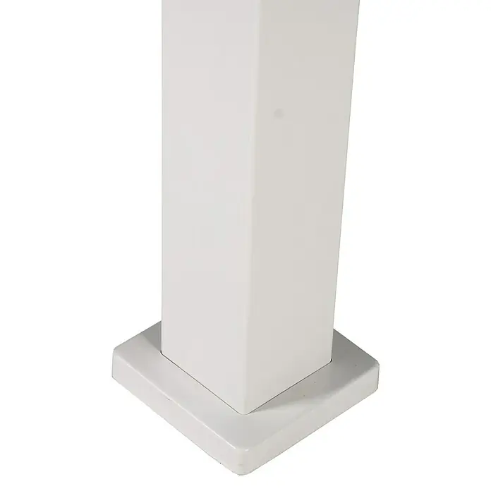 Sorara Pergola Mirador Classic - B x T: 300 x 400 cm, Farbe Gestell: Weiß, Aluminium - Nahaufnahme einer weißen quadratischen Säule mit Basis, die architektonische Details und strukturelle Elemente hervorhebt.