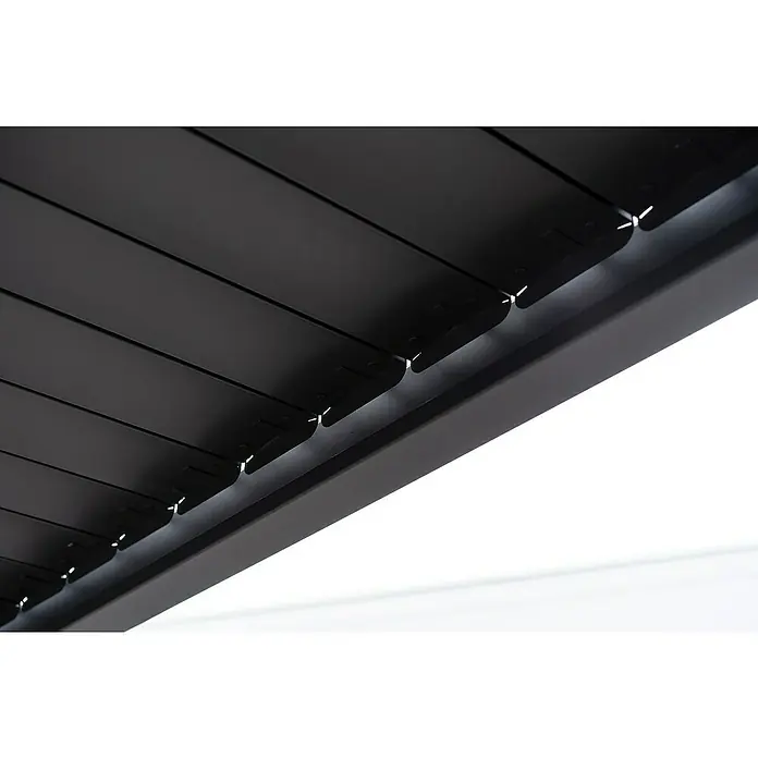 Mirador Pergola Classic 111 - B x T: 300 x 300 cm, Anthrazit, Material Gestell: Aluminium - Detailaufnahme einer modernen, schwarzen Aluminium-Lamellenpergola, die ein schlichtes und elegantes Design aufweist.