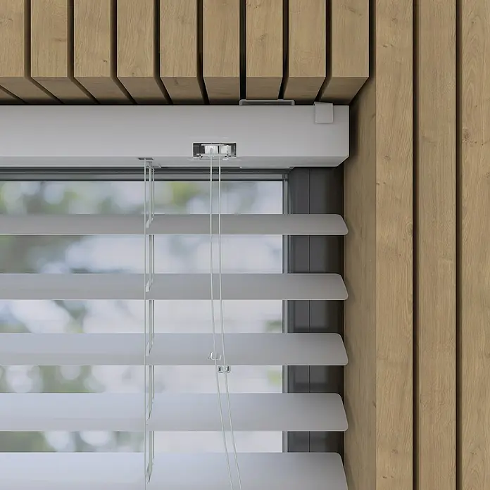 Expo Ambiente JalousieB x H: 70 x 130 cm, Silber, Aluminium - Nahaufnahme von weißen Jalousien vor einem Fenster, die ein modernes Design und effektiven Sonnenschutz bieten.