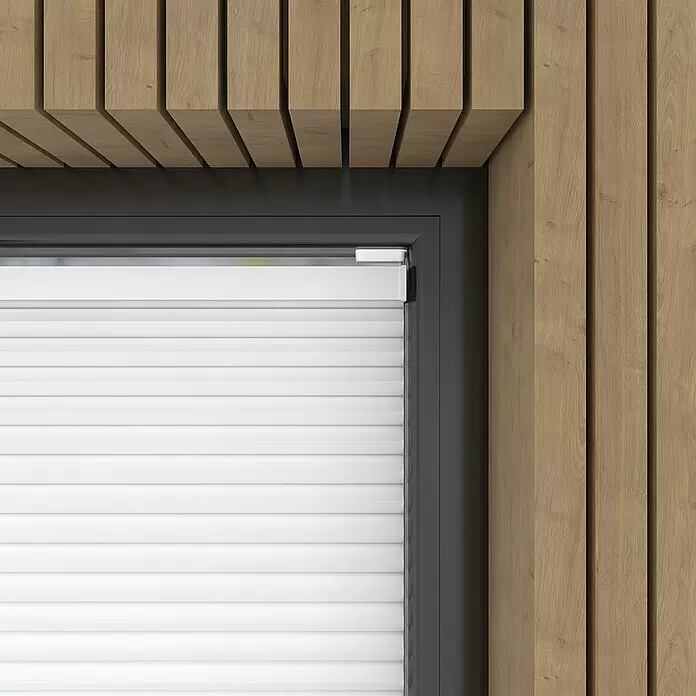 Expo Ambiente Wabenplissee - B x H: 50 x 130 cm, Weiß, Tageslichtdurchlässig - Weißes Plissee in dunklem Fensterrahmen, umgeben von vertikalen und horizontalen Holzlatten.