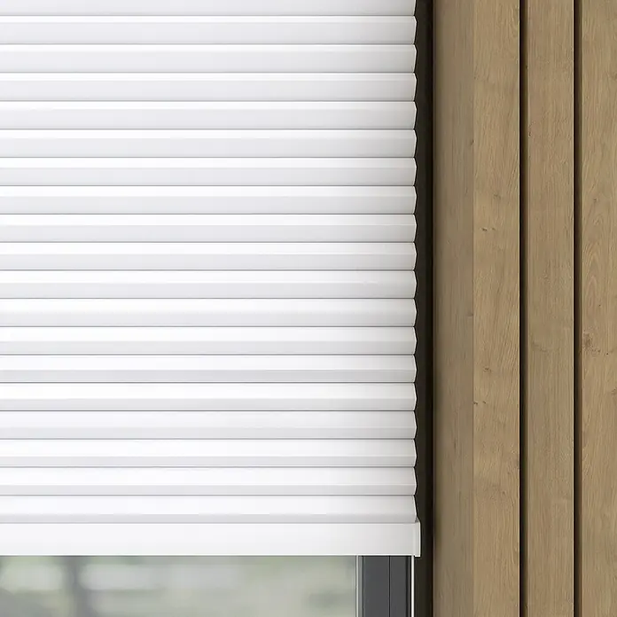 Expo Ambiente Wabenplissee - B x H: 50 x 130 cm, Weiß, Tageslichtdurchlässig - Nahaufnahme von weißen, horizontalen Jalousien neben einer hellbraunen Holzvertäfelung, die einen modernen und sauberen Look erzeugen.