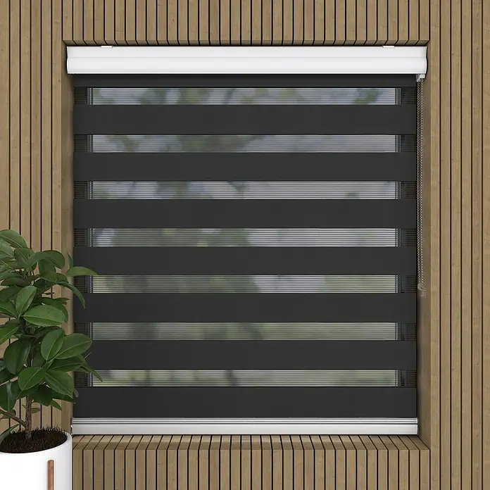 Expo Ambiente Doppelrollo mit KassetteB x H: 200 x 175 cm, Schwarz, Tageslichtdurchlässig - Eine moderne, graue Duo-Rollo-Jalousie ist an einem Fenster in einem holzgetäfelten Raum angebracht. Das Rollo bietet sowohl Lichtfilterung als auch Privatsphäre.