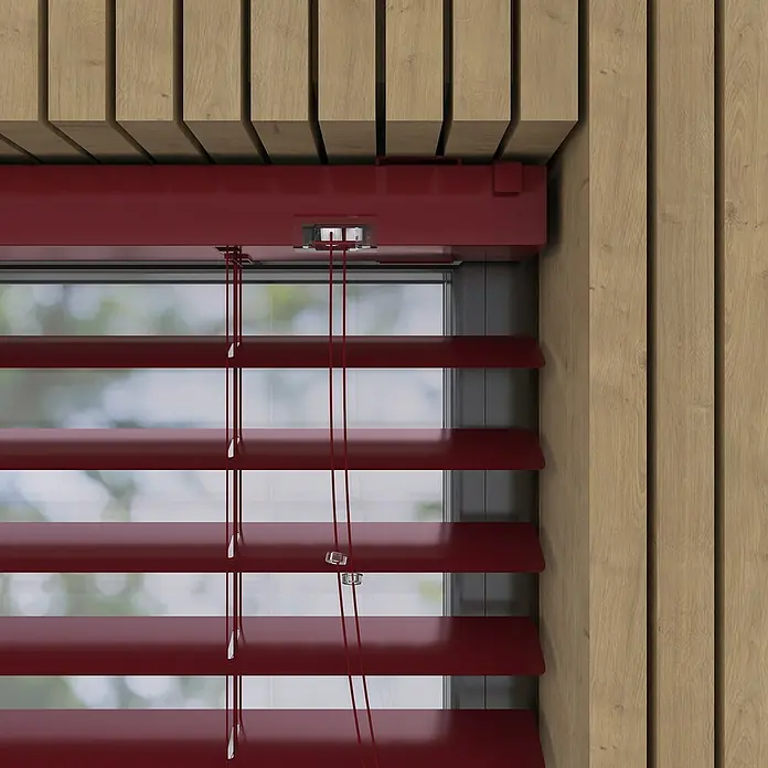 Expo Ambiente Jalousie II - B x H: 120 x 175 cm, Rot, Aluminium - Nahaufnahme von roten Jalousien vor einem Fenster, montiert zwischen zwei Holzpaneelen.