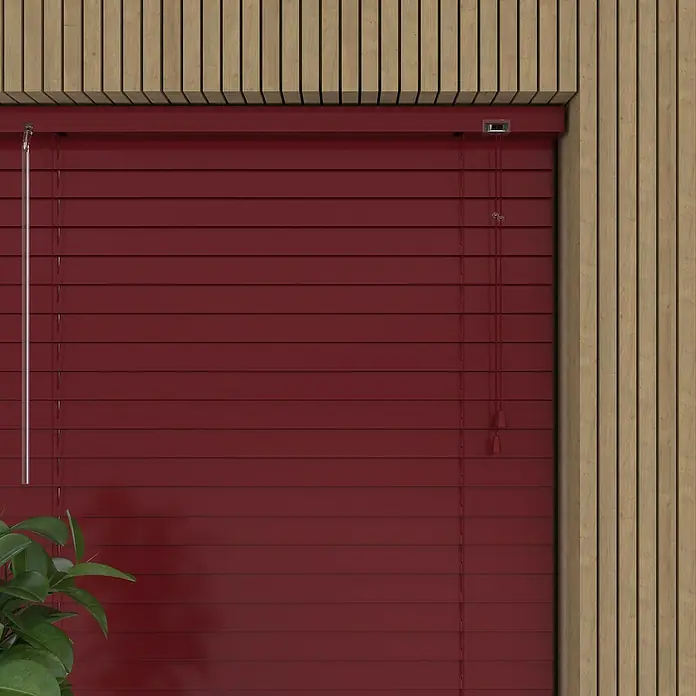 Expo Ambiente Jalousie II - B x H: 120 x 175 cm, Rot, Aluminium - Rote Jalousien hängen vor einem Fenster mit Holzverkleidung und schaffen Privatsphäre und dämpfen das Licht im Raum.