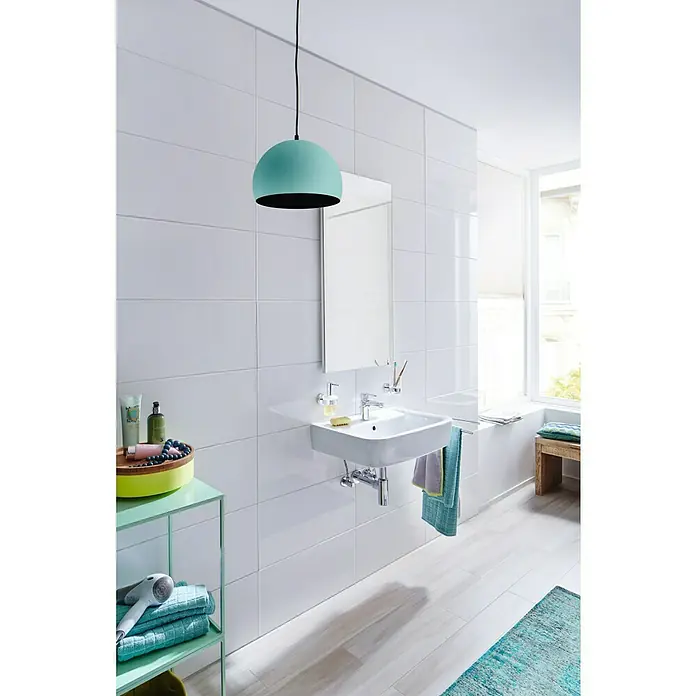 Wandfliese White Classic - 30 x 60 cm, Weiß, Glänzend - Modernes Badezimmer mit einem Waschbecken, einer türkisfarbenen Hängelampe und weißen Fliesen, die eine saubere und stilvolle Atmosphäre schaffen.