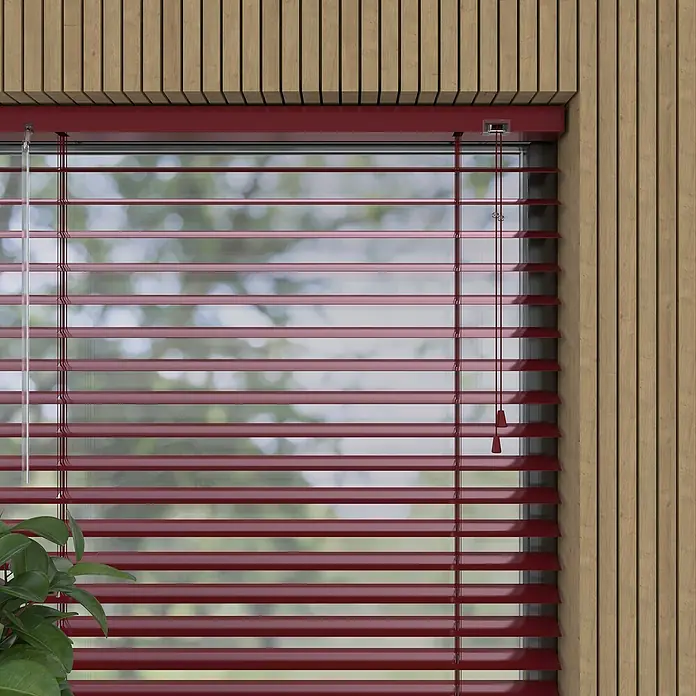 Expo Ambiente Jalousie II - B x H: 120 x 175 cm, Rot, Aluminium - Rote Jalousien hängen vor einem Fenster in einem Raum mit Holzvertäfelung, die Privatsphäre und ein stilvolles Ambiente bieten.