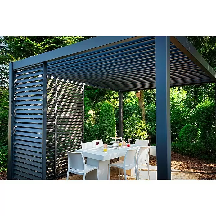 Sorara Pergola Mirador Deluxe - B x T: 300 x 400 cm, Farbe Gestell: Anthrazit, Aluminium - Dunkelgraue Metall-Pergola mit Lamellendach und Seitenwänden, die einen weißen Esstisch im Garten beschattet.