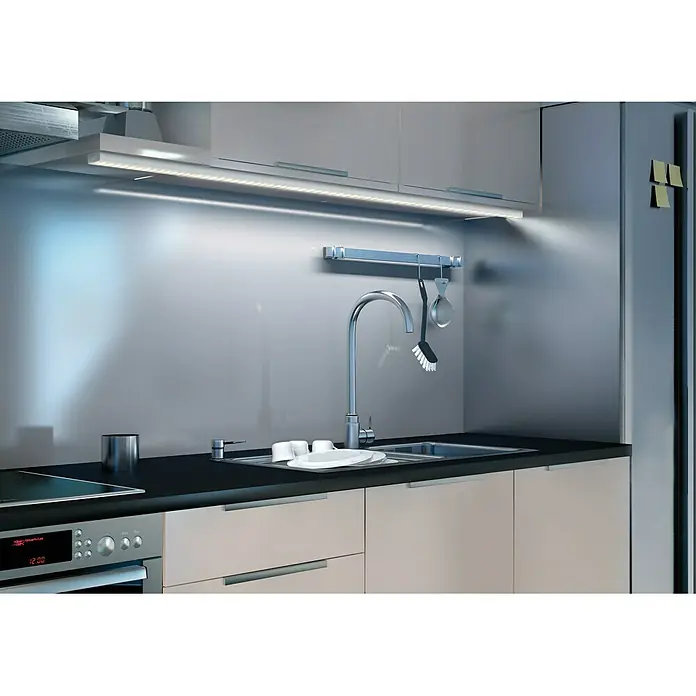 Paulmann U-Profil Function Square Profil Diffusor - L x B x H: 1 m x 2,3 cm x 1,5 cm, Aluminium - Küchenszene mit Fokus auf LED-Unterbauleuchte, die helles Licht auf die Arbeitsfläche wirft und für optimale Ausleuchtung sorgt.