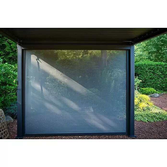 Sorara Seitenelement Rollo Solid & Basic - 400 cm, Anthrazit - Dunkler Anthrazit-Outdoor-Bildschirm filtert Sonnenstrahlen in einer modernen Pergola.