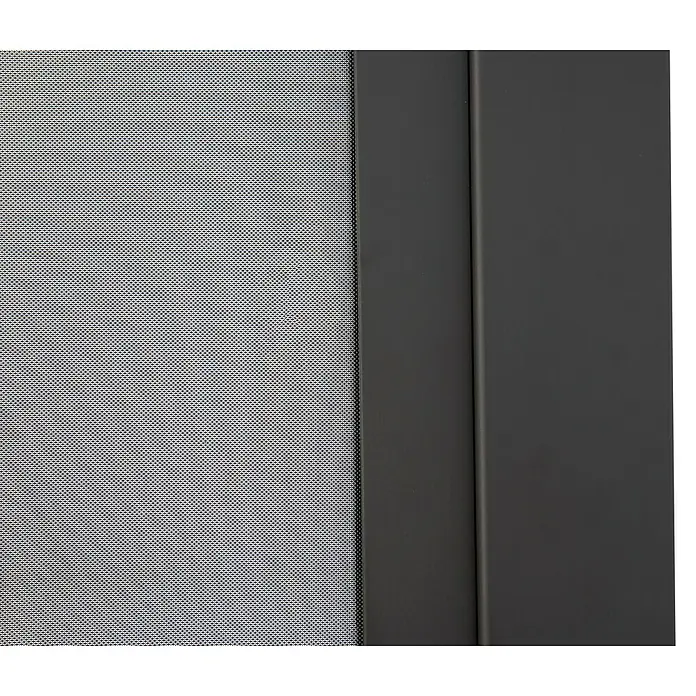 Sorara Seitenelement Rollo Solid & Basic300 cm, Anthrazit - Nahaufnahme eines schwarzen Insektenschutzgitters, das Schutz vor Insekten bietet und gleichzeitig die Belüftung ermöglicht.