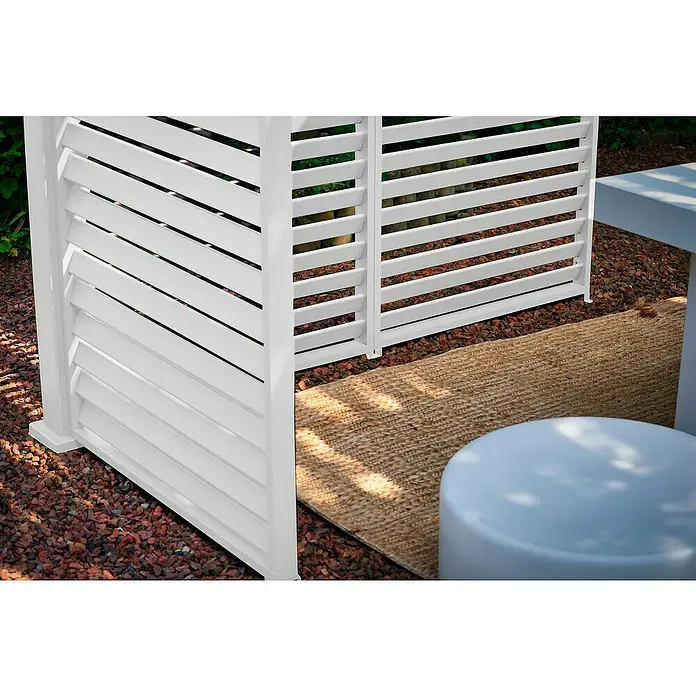 Sorara Pavillon-Seitenwand aus Lamellen - B x H: 113 x 240 cm, Weiß, Für die Modelle Classic und Deluxe mit Länge 360 cm - Nahaufnahme eines weißen Sichtschutzzauns im Freien mit einer braunen Matte, die einen stilvollen und privaten Außenbereich schafft.