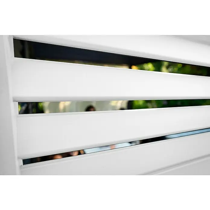 Sorara Pavillon-Seitenwand aus Lamellen - B x H: 113 x 240 cm, Weiß, Für die Modelle Classic und Deluxe mit Länge 360 cm - Detailaufnahme einer weißen Fensterjalousie mit Blick nach draußen, die eine elegante und moderne Ästhetik vermittelt.