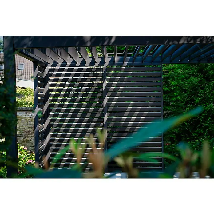 Sorara Pavillon-Seitenwand aus Lamellen - B x H: 93 x 240 cm, Anthrazit, Für kurze Seite des Sunfun Lamellenpavillon Korfu - Detailaufnahme einer modernen Pergola mit horizontalen Lamellen, die Schattenmuster erzeugen und den Gartenbereich elegant strukturieren.