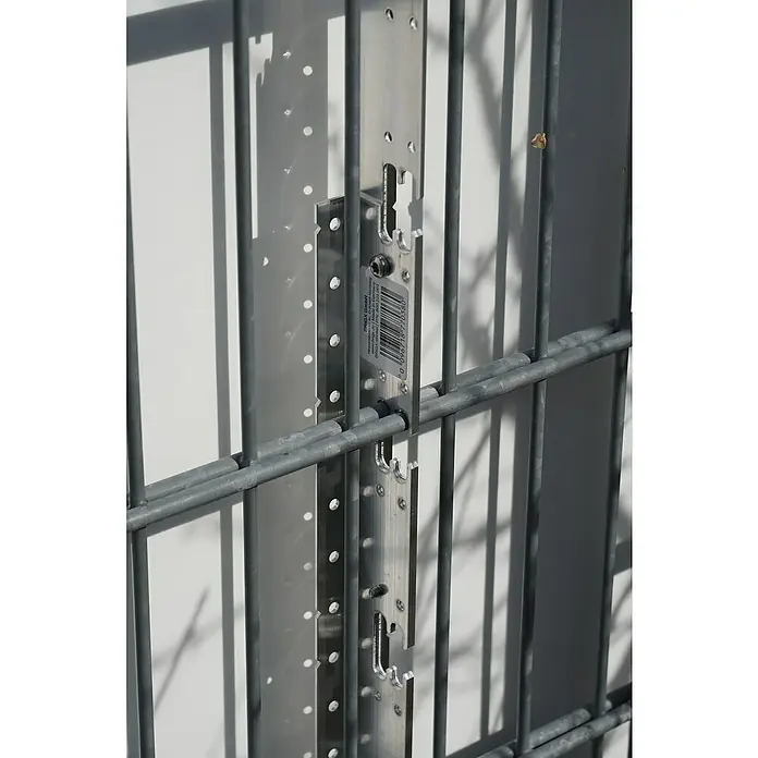BRIGX Winkel - L x B x H: 596 x 40 x 20 mm, Passend für: Stabmatten - Nahaufnahme eines Metallzauns mit einer Metallschiene mit Löchern und einem Etikett, das an der Schiene befestigt ist.