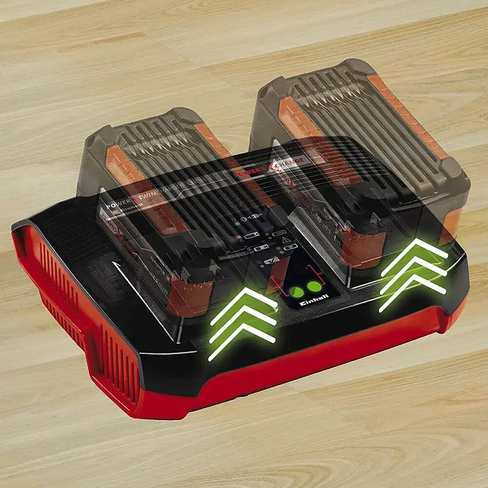 Einhell Power X-Change 18V Batterie-Ladegerät Power-X-Twincharger 3 A - Passend für: Einhell Power X-Change Akkus - Ein Einhell Power X-Twincharger 3A Akkuladegerät mit zwei Akkus auf einem Holzboden.