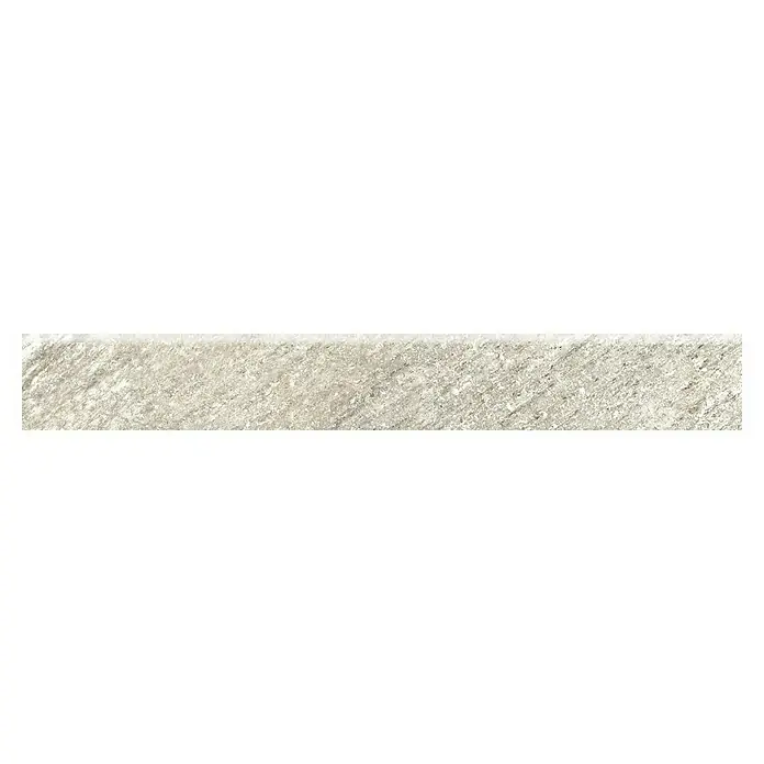 Sockelfliese Piazza Sabbia - 8 x 59,7 cm, Beige/Grau, Matt - Nahaufnahme einer beigen Betonplatte mit einer unregelmäßigen Textur und einer subtilen Maserung für Boden- oder Wandbeläge.