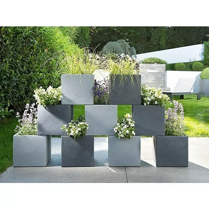 Scheurich Pflanzkübel eckig C-Cube - Außenmaß (L x B x H): 28,5 x 28,5 x 27 cm, Kunststoff, Grau - Gestapelte graue Betonpflanzgefäße mit Ziergras, weißen Petunien und lila Lavendel im Garten.