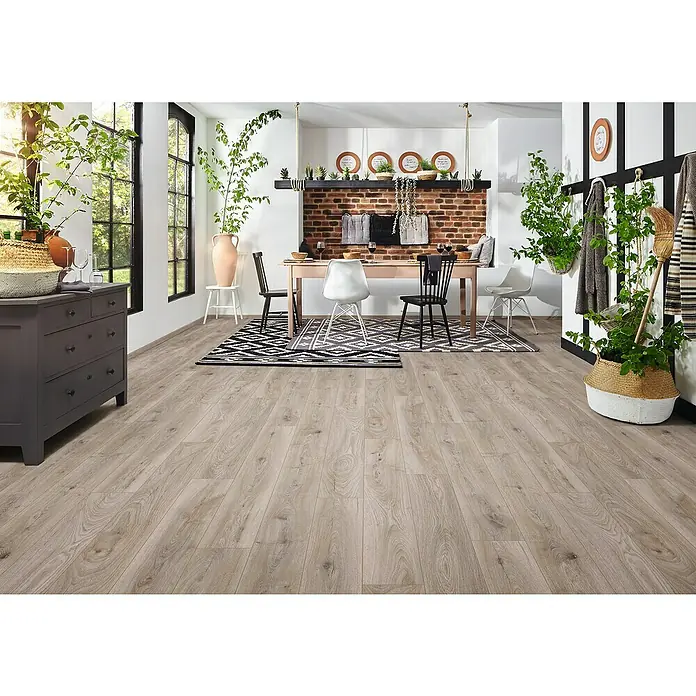 LOGOCLIC Aquaprotect Smart Laminat - Skyscraper Oak, Landhausdiele, 1.288 x 195 x 6 mm - Moderne Inneneinrichtung mit hellem Holzboden, Esstisch und Akzenten durch Pflanzen und Dekorationen.