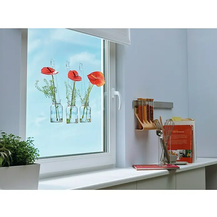Tesa Colgador adhesivo - Transparente, Carga soportada: 1 kg, 2 ud. - Decoración de ventana con jarrones colgantes llenos de anturios rojos y vegetación, junto a utensilios de cocina en un alféizar blanco.