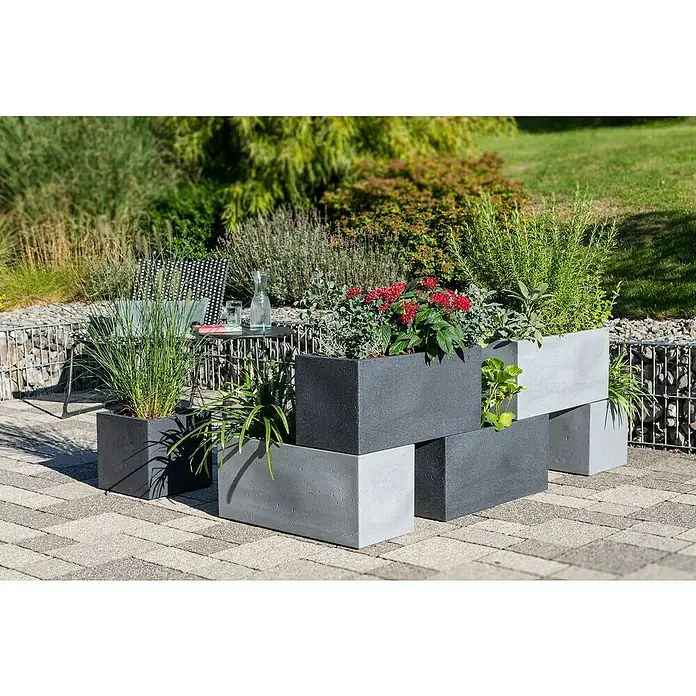 Scheurich Pflanzkasten C-Cube - Außenmaß (L x B x H): 58,5 x 25 x 26,5 cm, Kunststoff, Schwarz - Ein Arrangement aus grauen und anthrazitfarbenen Pflanzkübeln mit verschiedenen Pflanzen auf einer gepflasterten Fläche.