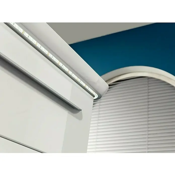 Lanzet M9 Einbauwaschbecken - 97,5 x 53,5 cm, Weiß, 1 Hahnloch - Detailaufnahme eines weißen Schranks mit LED-Beleuchtung unter einem Regal. Die Beleuchtung setzt einen modernen Akzent.